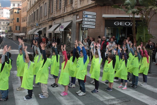 Sanremo: flash mob dei bimbi della scuola Guadalupe questa mattina nella zona del 'Rigolè'