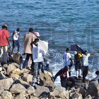 Ventimiglia: poliziotto insultò i migranti sui Balzi Rossi, aperto procedimento disciplinare