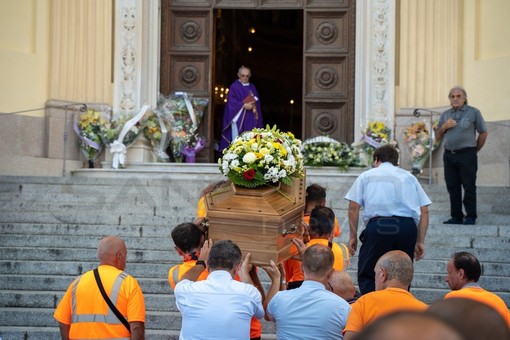 Sanremo: netturbino morto sul lavoro, la bara di Antonio Gullo portata in chiesa dai colleghi