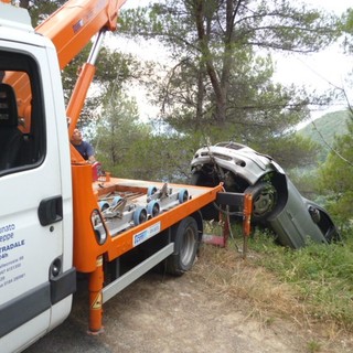 Recupero di un mezzo incidentato e documentazioni per l'autodemolizione: la ditta Fortunato Giuseppe di Vallecrosia è da anni leader del settore