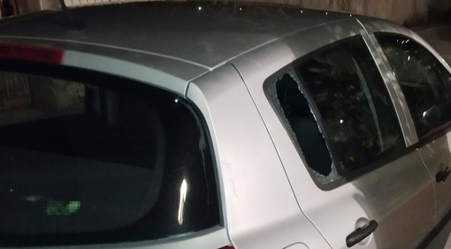 Ladri in azione a Bordighera, nel mirino auto parcheggiate: scatta l'allerta sui social