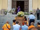 Sanremo: netturbino morto sul lavoro, la bara di Antonio Gullo portata in chiesa dai colleghi