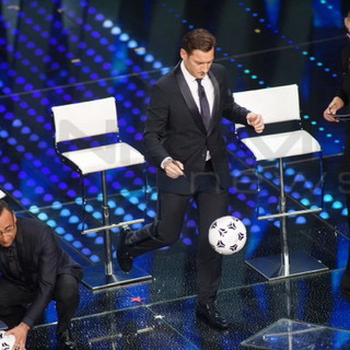 Francesco Totti sul palco dell'Ariston con Carlo Conti e Maria De Filippi