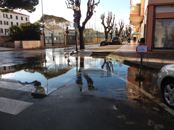 Vallecrosia: via don Bosco trasformata in un fiume di liquami per continui guasti alla condotta fognaria