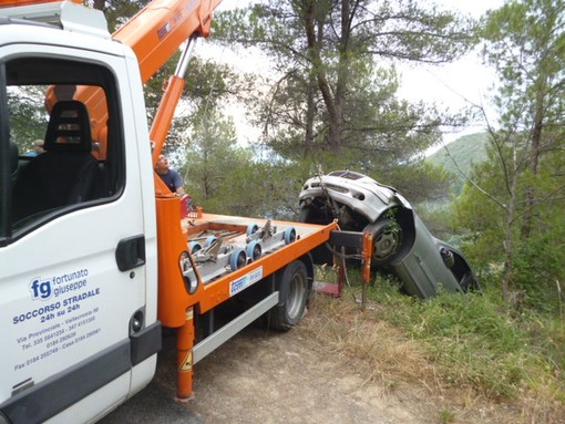 Recupero di un mezzo incidentato e documentazioni per l'autodemolizione: la ditta Fortunato Giuseppe di Vallecrosia è da anni leader del settore