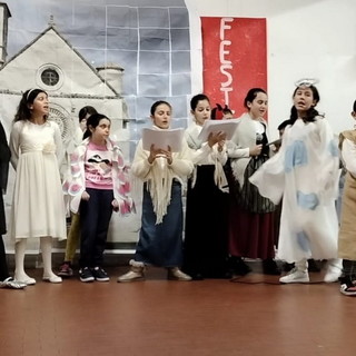 Taggia: la scuola primaria 'Giuseppe Mazzini' di Levà festeggia il Natale con recite, canti e un estratto del musical di San Francesco (foto)