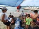 Animale spiaggiato a Santo Stefano, i bambini simulano un intervento di soccorso