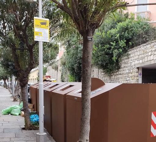 Imperia, i furbetti della spazzatura in azione in via Saffi