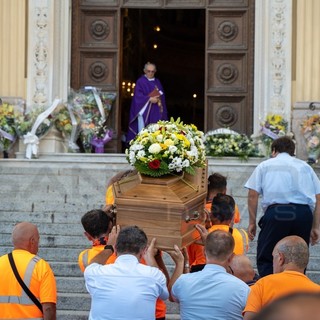 Sanremo: netturbino morto sul lavoro, la bara di Antonio Gullo portata in chiesa dai colleghi