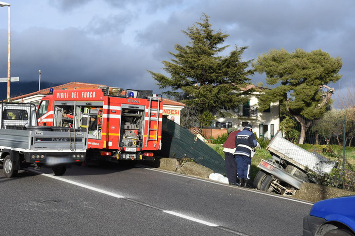 Sanremo: furgone carico di pietre finisce fuori strada in via Padre Semeria, soccorso il conducente