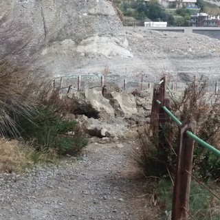 Ventimiglia: frana sul sentiero per le Calandre, ma viene percorso ugualmente da incauti e vandali