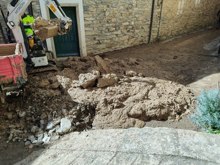 Maltempo, valle Arroscia in ginocchio, A Cenova torna la frana che spezza il paese in due, Adorno: &quot;Sono distrutto, le parole sono finite&quot; (foto e video)