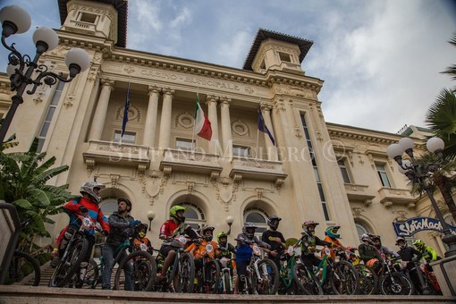 Sanremo: flash mob davanti al Casinò, i biker della Urban Downhill si lanciano in centro (FOTO e VIDEO)