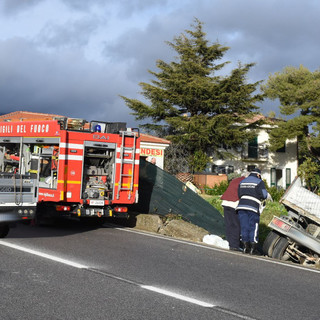 Sanremo: furgone carico di pietre finisce fuori strada in via Padre Semeria, soccorso il conducente