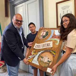 'Fuori Scuola': conclusa la tre giorni di eventi. Gli studenti consegnano due pannelli in ceramica ai Sindaci di Riva Ligure e Santo Stefano al Mare