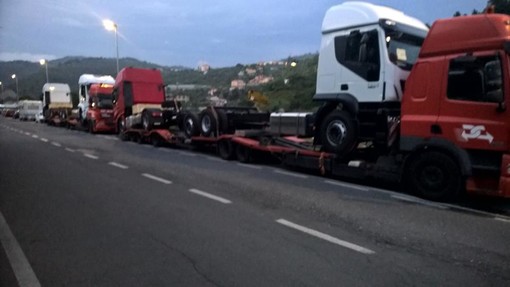 Imperia: una fila di camion a Barcheto, rende impossibile parcheggiare l'auto dei residenti. &quot;Chiediamo l'intervento urgente dell'amministrazione&quot;