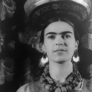 Frida Kahlo arriva a Sanremo, un viaggio sensoriale sull’intero universo di vita della pittrice, icona e mito del Messico