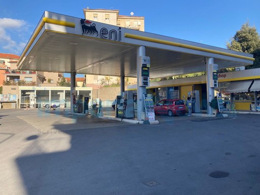 Imperia: furto nella notte al distributore Eni di via XXV Aprile, rubato l'incasso (foto)