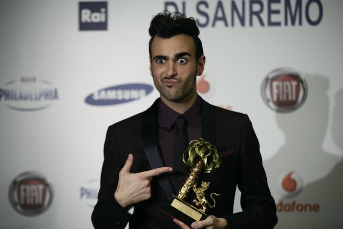 Festival 2013: alla conferenza stampa, Mengoni dedica la vittoria a Luigi Tenco