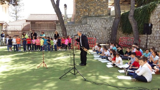 Ventimiglia: festa di fine anno per la scuola primaria di Latte con esibizione di flauti, canti corali e balli