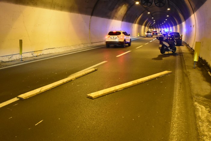 Sanremo, furgone perde assi di legno in galleria: tragedia sfiorata sull'Aurelia Bis (foto)