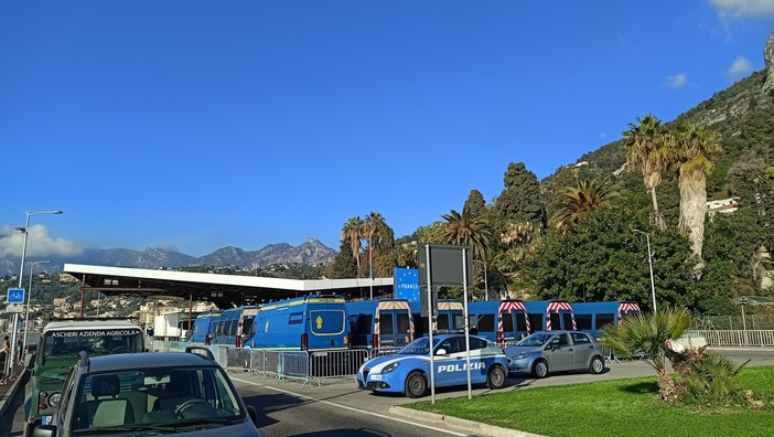 Organizzazione criminale di passeur messa in ginocchio dalla Calabria: a Ventimiglia sequestrato un esercizio commerciale