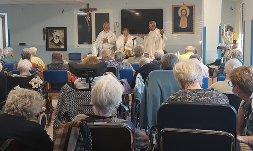 Vallecrosia: Festa dei Nonni alla RSA Casa Rachele, il Vescovo ha celebrato la Santa Messa