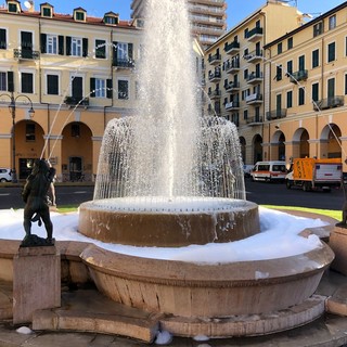 Imperia, la fontana di piazza Dante 'invasa' dalla schiuma: versato detersivo per i piatti