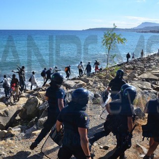 Ventimiglia: pensano di trovare meno controlli per via del maltempo, 150 migranti cercano di oltrepassare il confine