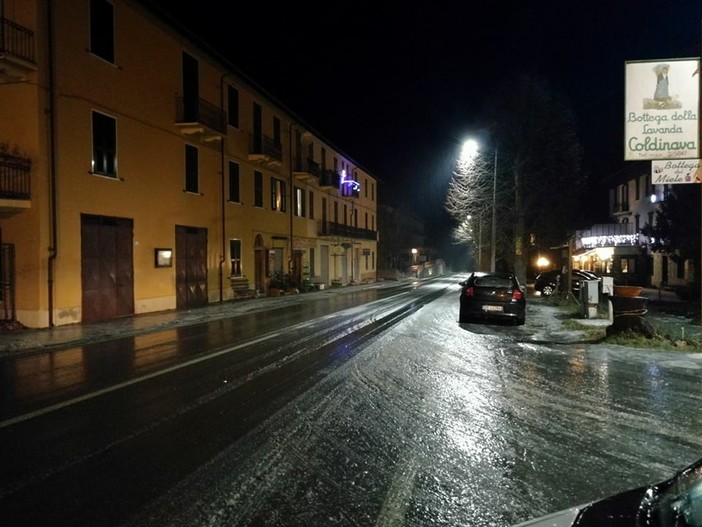 Alberi si abbattono sulla carreggiata, chiusa la Statale 28 tra Garessio e Ormea