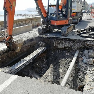 Nuova rottura dell'acquedotto e rubinetti a secco nel dianese: la falla in via Torino, operai al lavoro