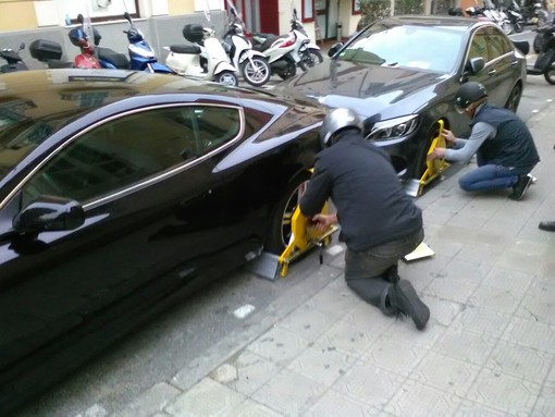 Sanremo: applicate le ganasce alle auto in divieto di sosta in via Carli