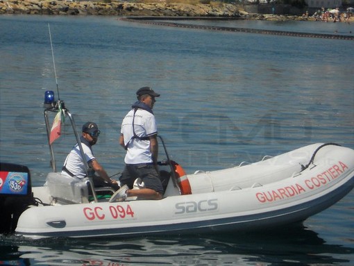 Sanremo: pedalò spiaggiato in località Tre Ponti, a fianco giovane privo di documenti e in stato confusionale