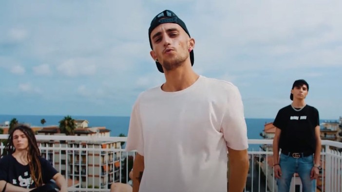 Il rapper dianese Ginius lancia &quot;Bevo l'estate&quot;: il singolo nato durante il lockdown