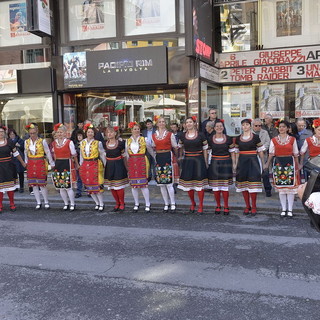 Sanremo: una colorata coreografia oggi in centro città, le foto di Tonono Bonomo