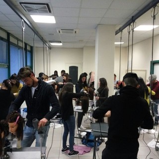 Alla Gori Hair School 42 allievi impegnati in un corso di phon e taglio per acquisire la qualifica professionale