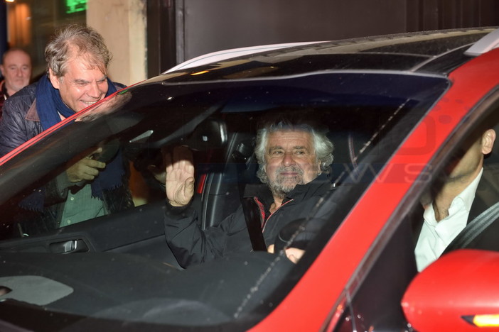 Sanremo: dopo lo spettacolo all'Ariston, Beppe Grillo in 'fuga' non rilascia dichiarazioni ad una troupe Rai
