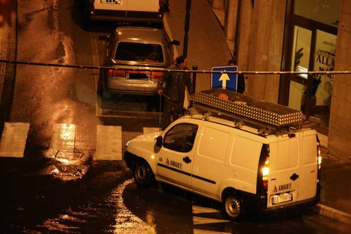 Sanremo: un idrante come un geyser, fiume d'acqua in via Martiri della Libertà