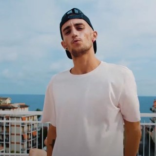 Il rapper dianese Ginius lancia &quot;Bevo l'estate&quot;: il singolo nato durante il lockdown