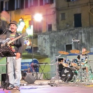 Badalucco: stasera nella piazza del Duomo concerto insieme alla Grockbanda