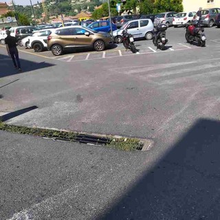 Imperia, griglia pericolosa nel parcheggio dietro la Provincia, il Comune corre ai ripari