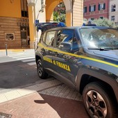 Imperia, commerciante paga in nero l’affitto: la proprietaria lo sfratta e lui la denuncia alla Finanza