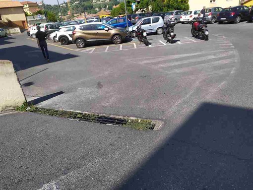 Imperia, griglia pericolosa nel parcheggio dietro la Provincia, il Comune corre ai ripari