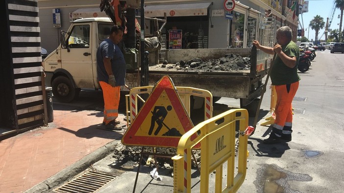 Imperia: guasto idrico in via De Sonnaz, intervento degli operai Amat