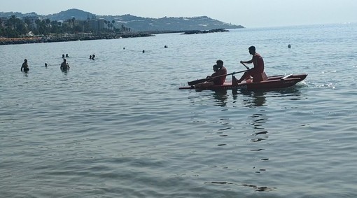 Sanremo: bimba si allontana dai genitori e va oltre gli scogli, pronto intervento dei bagnini alla Foce