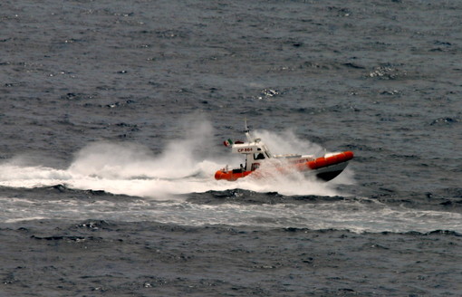 Sanremo: forte vento e mare grosso, unità a vela in difficoltà soccorsa dalla Guardia Costiera nei pressi di Capo Nero