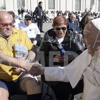 Un libro della città di Ventimiglia in regalo a Papa Francesco durante l'Udienza Generale del mercoledì