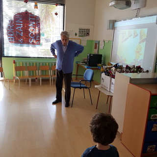 Sanremo: il giudice Cucco in visita alla scuola dell'infanzia di Poggio per parlare ai bambini di pace e rispetto