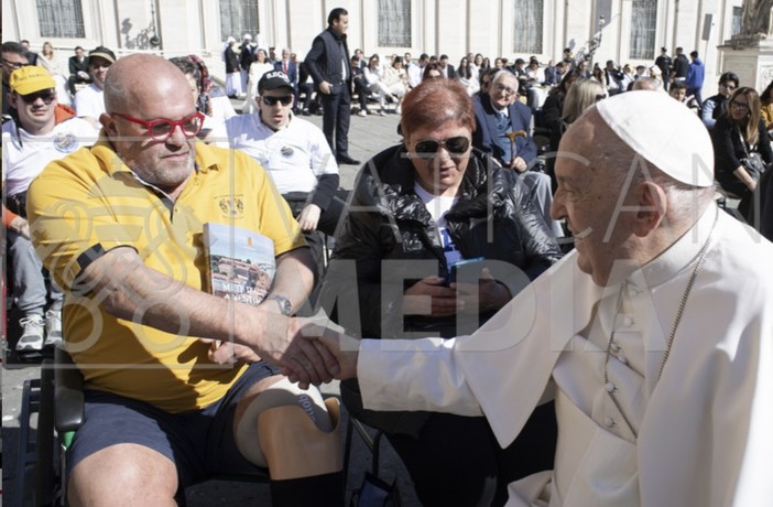 Un libro della città di Ventimiglia in regalo a Papa Francesco durante l'Udienza Generale del mercoledì