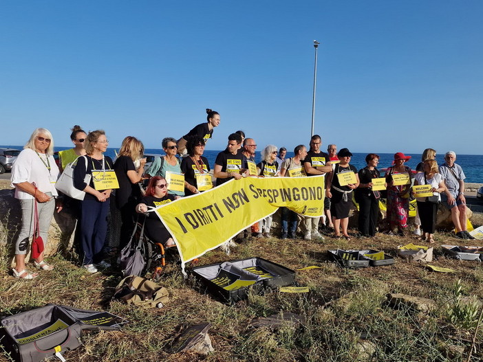 Ventimiglia: manifestazione di Amnesty International, sezioni di Sanremo e di Mentone, in occasione della Giornata mondiale del rifugiato